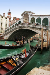 Fototapeta na wymiar Wenecja: gondole czeka na romantyczną przejażdżkę