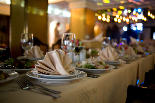 BANQUET TABLE