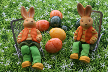 Osterhasen im Liegestuhl