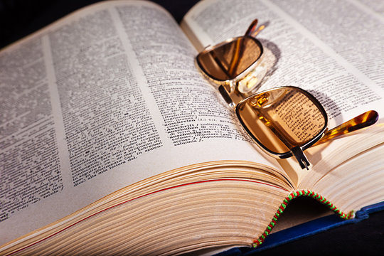 Buch und Lesebrille