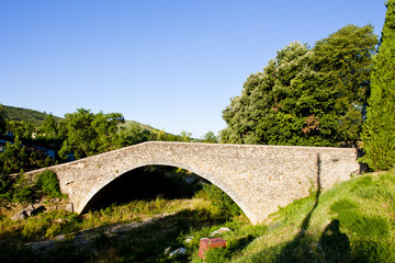 Fototapeta na wymiar bridge near Oraison, Provence, France