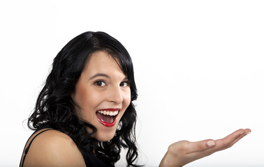 Junge Frau mit schwarzen Haaren freut sich #2