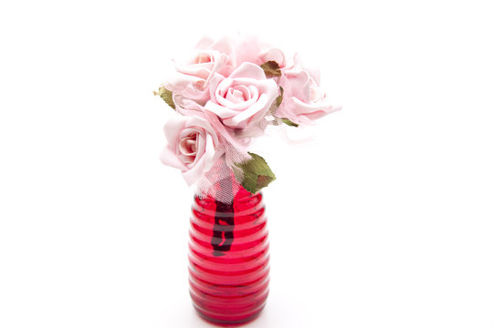 Rote Vase mit rosa Rosenstrauß