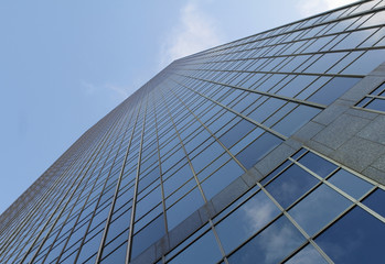 Fototapeta na wymiar Wolkenkratzer aus der Froschperspektive