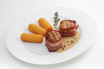 Schweinefilet Pfeffersoße,Kartoffelkroketten