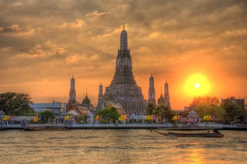 Foto op Aluminium Wat Arun Thailand-tempel in zonsondergangscène © 89studio