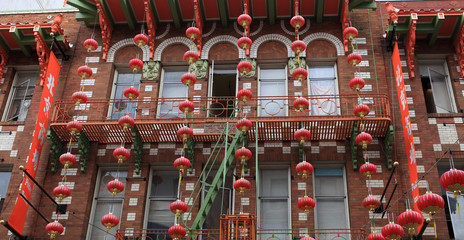 lumignons sur façade de maison dans quartier chinois
