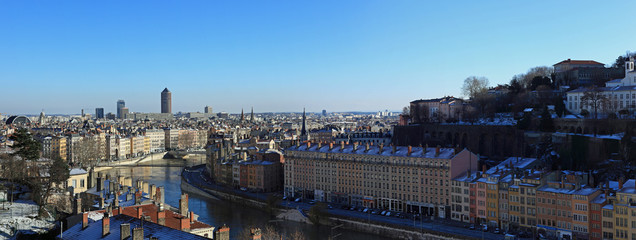 vue panoramique de la ville de lyon enneigée