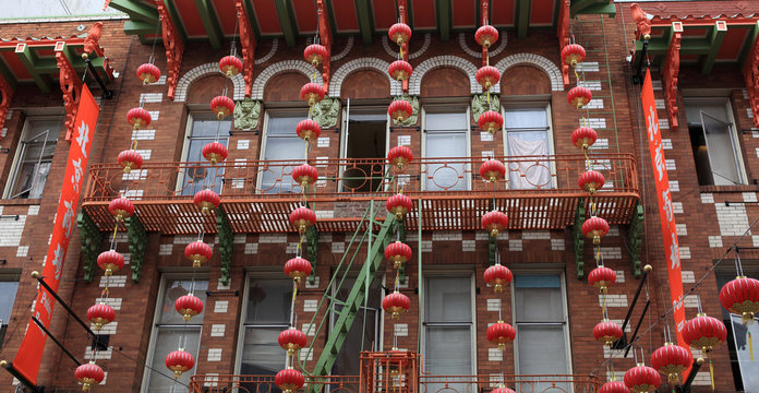lumignons sur fa&ccedil;ade de maison dans quartier chinois