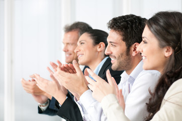 Happy business team clapping hands - obrazy, fototapety, plakaty