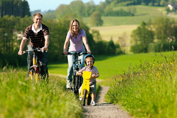 Familie fährt Fahrrad im Sommer