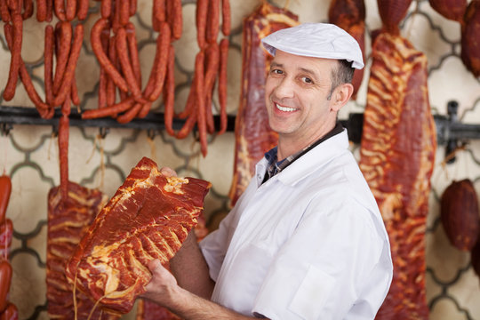 stolzer metzger im geschäft