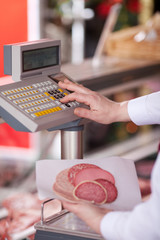 verkäuferin mit aufschnitt an der kasse