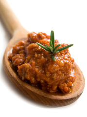 close up su mestolo con ragù