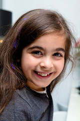 Portrait d'une fillette souriante