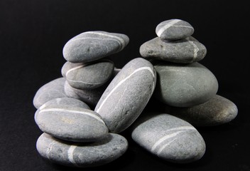 empilement de galets sur fond noir