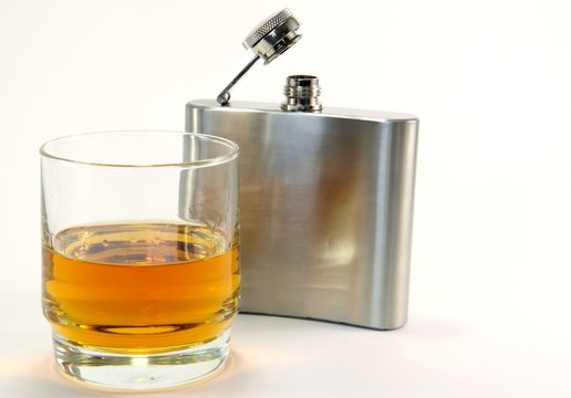 verre de whiskey et flasque