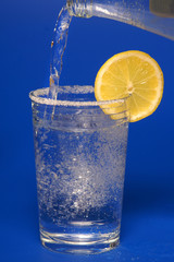 Mineralwasser wird eingeschenkt