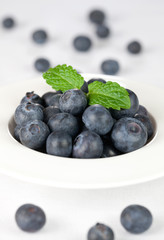 frische Heidelbeeren in Schale