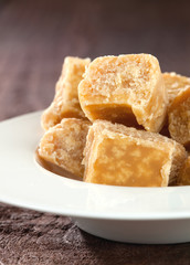 Karamelltoffees in einer Schale