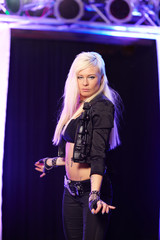 Partygirl tanzt im Club