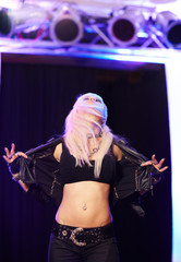 Partygirl tanzt im Club