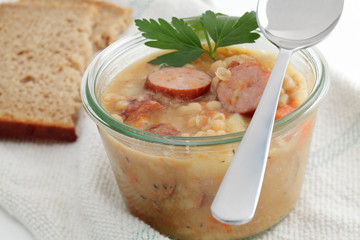 Bohneneintopf mit Mettwurst