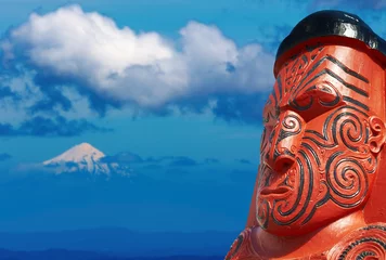 Abwaschbare Fototapete Neuseeland Traditionelle Maori-Schnitzerei und Taranaki Mount, Neuseeland