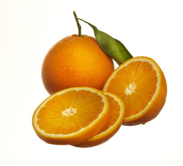 still life di arance su fondo bianco