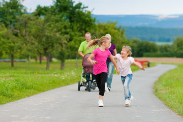 Familie mit Kindern auf Spaziergang