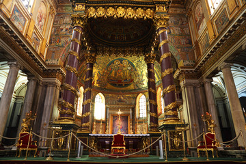 Fototapeta na wymiar Papieski ołtarz w bazylice Santa Maria Maggiore.