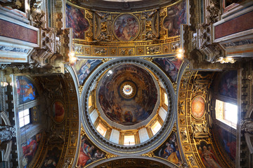 Fototapeta na wymiar malowane kopuły w Papieskiej Bazylice Matki Bożej Większej.