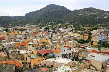 Häusermeer auf Lipari