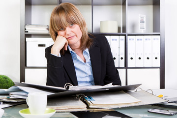 frau gestresst im büro