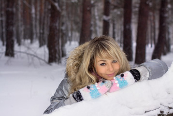 Fototapeta na wymiar young pretty smiling woman in winter forest