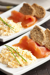 Smoked salmon with scrambled egg and toasts © Martin Turzak
