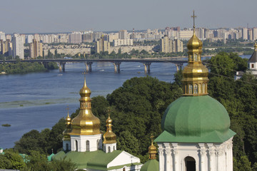 Fototapeta na wymiar Skyline Kijowa z klasztoru Ławra i Dniepru
