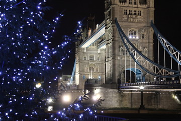 weihnachtsbaum an der london tower bridge