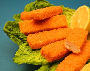 Fischstäbchen im Salatbett