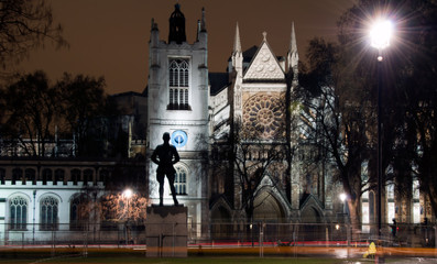 Obraz premium Statue with beautiful Lights in London