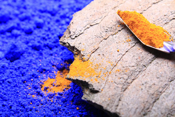 Orange auf Ultramarinblau