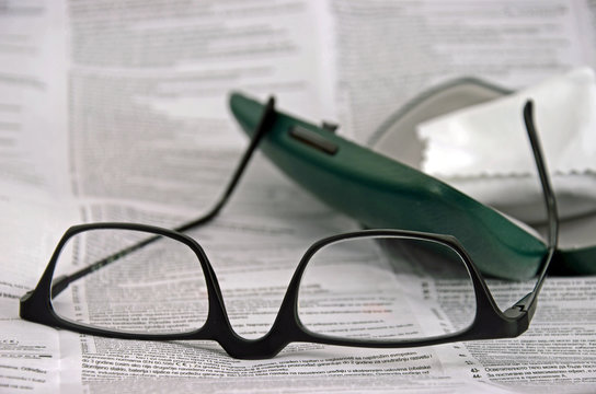 Etui, Brille und Text