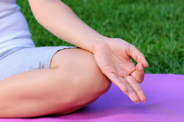 persona joven haciendo yoga en un jardín