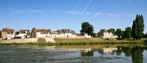 Fototapeta na wymiar małe miasteczko nad rzeką