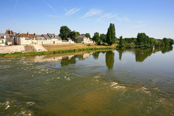 Fototapeta na wymiar Rzeka w pobliżu małego miasteczka