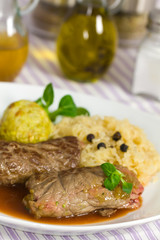 Rinderroulade mit Knödeln,Sauerkraut,Wacholderbeeren