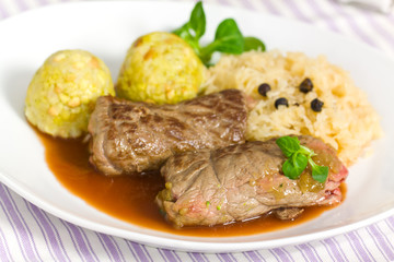 Rinderroulade mit Knödeln,Sauerkraut,Wacholderbeeren