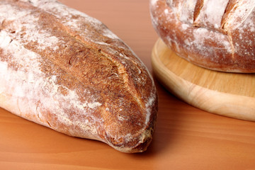 pan fresco en primer plano sobre fondo de madera