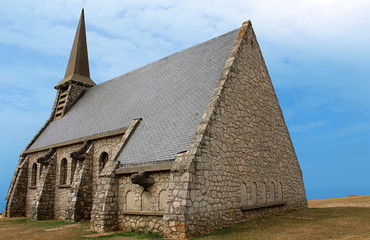 Fototapeta na wymiar Notre-Dame-de-la-Garde w Etretat