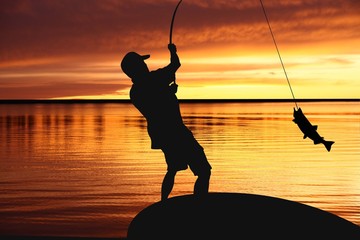 Fischer mit Angelgerät und Fischfang bei Sonnenaufgang